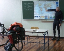 Kleiner Exkurs: Heinz Allgaier beim Erdkundeunterricht an einer deutschen Schule in Chile. Foto: Heinz Allgaier