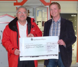 Wolfgang Groß nimmt mit Freuden den Spendenscheck von Atterer-Geschäftsführer Andreas Wachter entgegen. Foto: humedica/Stefanie Huisgen