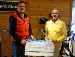 Joachim Panhans und Gerhard Berneburg bei der Spendenübergabe. Foto: humedica