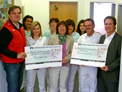 humedica-Mitarbeiter Joachim Panhans (links) freut sich über die Spende des Teams aus der Zahnarztpraxis von Dr. Scheibler (2. v. rechts) mit Zahnärztin Kerstin Plotzki, Beate Scheibler, Axel Nething (vorne v. links) und Kollegen (hinten). Foto: humedica