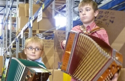 Eine besondere und besonders schöne Erfahrung für die humedica-Mitarbeiter, den engagierten Quirin (rechts) und seinen Bruder Magnus (links) kennenzulernen und spielen zu hören. Foto: humedica/Steffen Richter