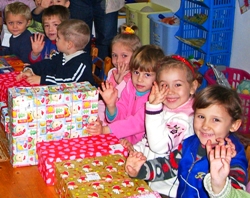 Die Jungen und Mädchen freuen sich riesig über die Päckchen aus Deutschland. Foto: humedica