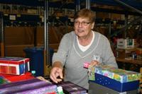 Wir benötigen helfende Hände beim Sortieren der Päckchen im Lager