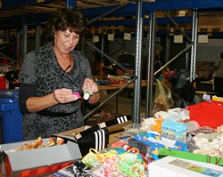 Zehntausende Päckchen werden von ehrenamtlichen Frauen und Männern für den Weitertransport in die Projektländer vorbereitet. Foto: humedica/Stefanie Huisgen