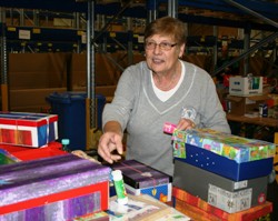 Jedes Jahr unterstützt Elfriede Pichl mit viel Freude unsere Weihnachtspäckchenaktion. Foto: humedica/Stefanie Huisgen