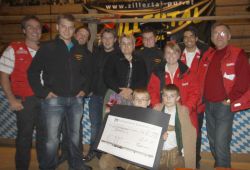 Glücklich und stolz, so erfolgreich geholfen zu haben: Bianca Kapfhammer (Mitte) mit ihren beiden Söhnen Magnus und Quirin, Zillertal Pur und den humedica-Mitarbeitern. Foto: humedica