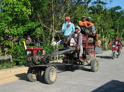 Das Allzweck-Verkehrsmittel auf den Philippinen: Ein Traktor. Foto: humedica/Margret Müller.
