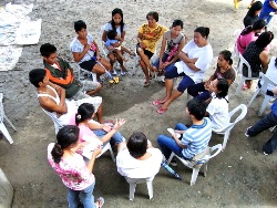 Auch Erwachsene müssen noch lernen: Bei einer Schulung erfahren die Philippiner, wie wichtig die Einhaltung von Hygienemaßnahmen ist. Foto: humedica/Judith Kühl.