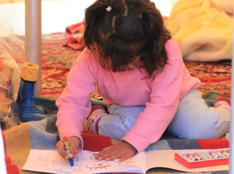 Zeichnen beschäftigt die kleinen Mädchen und Jungen und hilft ihnen darüber hinaus, mögliche Traumata zu überwinden. Foto: humedica/Ruth Bücker