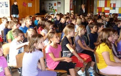 Die Schülerinnen und Schüler in Altusried lauschen einem Vortrag über die humedica-Schule in Sri Lanka. Foto: humedica/Stefanie Huisgen.