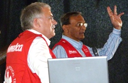 "Wer hat Fragen?" Wolfgang Groß und Pastor Sam stehen den Schülern Rede und Antwort. Foto: humedica/Stefanie Huisgen.