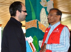 Pastor Sam Rajasuriar holt sich bei Johannes Breitfeld Anregungen für die humedica-Schule in Manipay. Foto: humedica/Stefanie Huisgen.