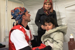 Krankenpfleger Matthias Gerloff versorgt ein kleines türkisches Mädchen. Foto: humedica/Ruth Bücker.