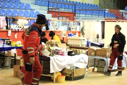 Alles, was der Mediziner braucht: Das Lager für medizinische Utensilien im Sporthallen-Krankenhaus. Foto: humedica/Ruth Bücker.
