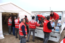 Helfer arbeiten Hand in Hand:humedica-Mitarbeiter und türkische Hilfskräfte verladen Hilfsgüter. Foto: humedica/Ruth Bücker.