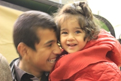 Sowohl Raveas Mutter, deren Beine von herunterfallenden Trümmern eingeklemmt wurden, als auch dem kleinen Mädchen selber geht es inzwischen wieder gut. Foto: humedica/Ruth Bücker