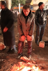 Drei Familienmitglieder hat dieser Mann unter den Trümmern verloren. Als er mitten in der Nacht erfährt, dass es noch Hoffnung auf eine Rettung gibt, eilt er sofort herbei. Foto: humedica/Ruth Bücker