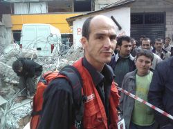 Immer mittendrin: humedica-Krankenpfleger Matthias Gerloff in Ercis. Foto: BILD.de/Hannes Ravic