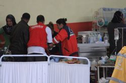 Seite an Seite mit lokalen Kräften arbeitet humedica bei der Versorgung der Erdbebenopfer. Foto: humedica/Ruth Bücker