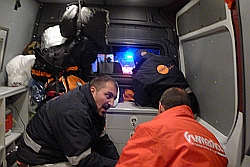 Das humedica-Team ist seit Montagabend mit türkischen Kollegen unterwegs in Ambulanzfahrzeugen; Ziel ist die ärztliche Versorgung von Überlebenden. Foto: humedica/Ruth Bücker