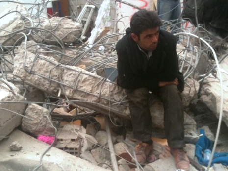 Gerade erst hat Özcan die traurige Nachricht erhalten, dass sein verschütteter Bruder nicht mehr am Leben ist. Foto: bild.de/Hannes Ravic