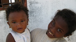 Die Kinder in Simbahan können zurzeit keine Schule besuchen. Foto: humedica/Margret Müller