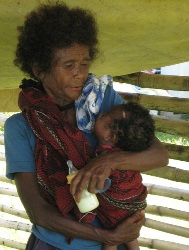Die Mutter des unterernährten Babys ist an den Folgen der Geburt gestorben und wird nun von der Großmutter versorgt. Foto: humedica/Margret Müller