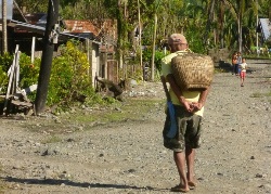 Der Weg ist oftmals kein leichter: Bloßen Fußes überquert ein älterer Philippiner eine steinige Straße. Foto: humedica/Margret Müller.