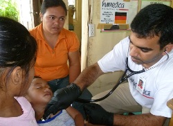 Der erfahrene humedica-Katastrophenhelfer Dr. Rashid al Badi war bereits in Pakistan, Haiti und Japan tätig, bevor er aktuell für die Philippinen seine Hilfe anbot und nun ehrenamtlich Menschen in Not hilft. Foto: humedica/Margret Müller