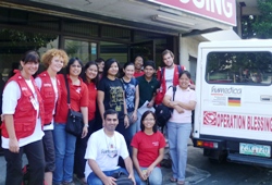 15 Helfer fasst das Team, dem die humedica-Einsatzkräfte Cindy Chielens, Margret Müller, Rashid al Badi (von links) und David Hoffmann (rechts außen) angehören. Foto: humedica