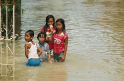 Das verunreinigte Wasser bringt unter anderem Magen-Darm-Erkrankungen, Atemwegs- und Infektionskrankheiten und Entündungen der Haut mit sich. Foto: humedica/Dieter Schmidt