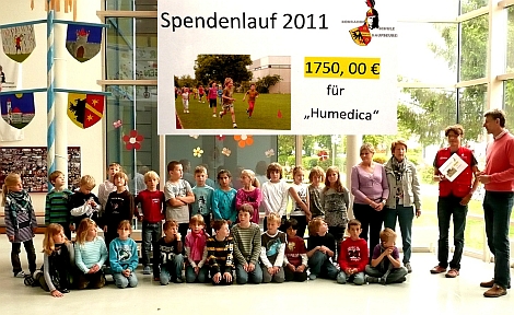 1750 Euro konnte Arthur Müller, Leiter der Konradin-Volksschule, an humedica übergeben. Foto/Illustration: humedica