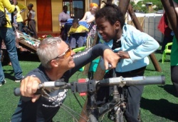 Heinz Allgaier in "seinem" Projekt Sibongile, welches er mit seinen eingegangenen Spenden unterstützen möchte. Foto: humedica