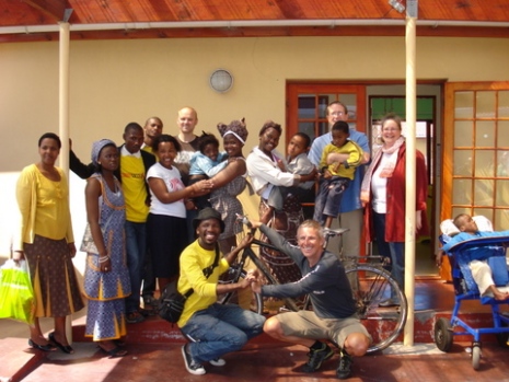 Weltumradler Heinz und das Team der Kindertagesstätte Sibongile. Bitte helfen Sie mit und spenden. Foto: humedica