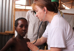 Internistin Anja Fröhlich aus Hannover während ihrer Sprechstunde in Äthiopien. Foto: humedica/Sven Ramones