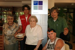 Heimleiter Thomas Reuß mit den Heimbeiräten Fr. Herburger, Fr. Renner, Hr. Völk und humedica-Mitarbeiter Clemens Matern. Foto: humedica