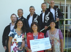 DieNordhangmannengemeinsam mit denHarten Schwesternbei der Spendenübergabe. Foto: humedica