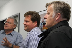 humedica-Geschäftsführer Wolfgang Groß (links) führt Herrn Frommlet und Herrn Fischer durch die Zentrale. Foto: humedica/Ruth Bücker