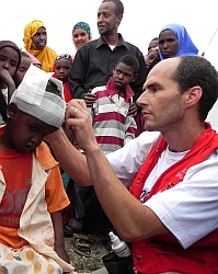 Die Arbeit von Dolmetscher Bashir (im Hintergrund, dunkles Hemd) war für das Team von großer Bedeutung. Foto: humedica/Judith Kühl