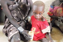 Ein unterernährtes Kleinkind wird im Rahmen der mobilen Klinik mit Babynahrung gefüttert. Foto: humedica/Joshua Ogola