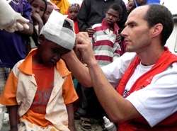 Ehrenamtlicher Helfer im Einsatz: Krankenpfleger Matthias Gerloff in Äthiopien. Foto: humedica/Judith Kühl