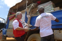 humedica-Geschäftsführer Wolfgang Groß gemeinsam mit lokalen Mitarbeitern beim Entladen der Hilfsgüter. Foto: humedica/Florian Klinner