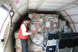 30 Tonnen Hilfsgüter, gespendet von mehreren deutschen Unternehmen verließen per Luftfracht Deutschland in die Hungersnotgebiete in Kenia. Foto: humedica/Sven Ramones