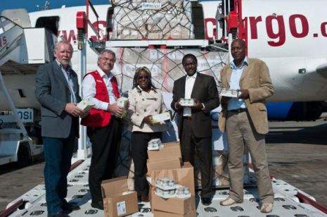 Mit großen Ehren und Dankbarkeit in Kenia empfangen: humedica-Geschäftsführer Wolfgang Groß (2. v. l.) mit dem Parlamentsabgeordneten Mohammed Hussein, dem Vizepräsidenten von Kenia S. E. Stephen Kalonzo und der Ministerialbeauftragten für die Hungersnot Esther Murugi (v. r.). Foto: humedica/Thomas Grabka