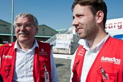 Geschäftsführer Wolfgang Groß (links im Bild) und Florian Klinner am Flughafen Nairobi. Foto: humedica/Thomas Grabka