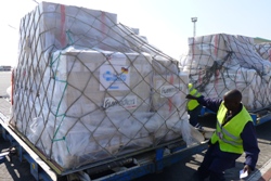 Gemeinsames Anpacken beim Entladen des humedica-Hilfsfluges. Foto: humedica/Florian Klinner