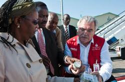 Gemeinsames Checken und Besprechen mit der Ministerialbeauftragten Esther Murugi Mathenge und Vizepräsidenten, Seiner Exzellenz, Stephen Kalonzo Musyoka. Foto: humedica/Thomas Grabka