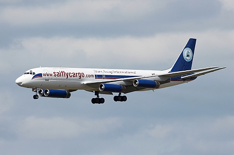 Mit einem baugleichen Typ dieser Douglas DC-8 werden 30 Tonnen Hilfsgüter sowie ein Allradfahrzeug nach Kenia transportiert.Foto: Christopher Budde