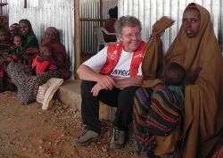 Eine Schulter zum Anlehnen. Dr. Irmgard Harms mit Müttern in einem Flüchtlinslager. Foto: humedica/Judith Kühl