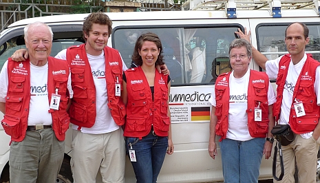 Das humedica-Ersteinsatzteam in Äthiopien (von links): Prof. Dr. Bernd Domres (Tübingen, Präsident der Stiftung des Deutschen Instituts für Katastrophenmedizin), Koordinator Robert Wunderlich (Tübingen), Medienkoordinatorin Judith Kühl (Lich/Dortmund), Dr. Irmgard Harms (Hindelang) und Krankenpfleger Matthias Gerloff (Ammerbuch). Foto: humedica